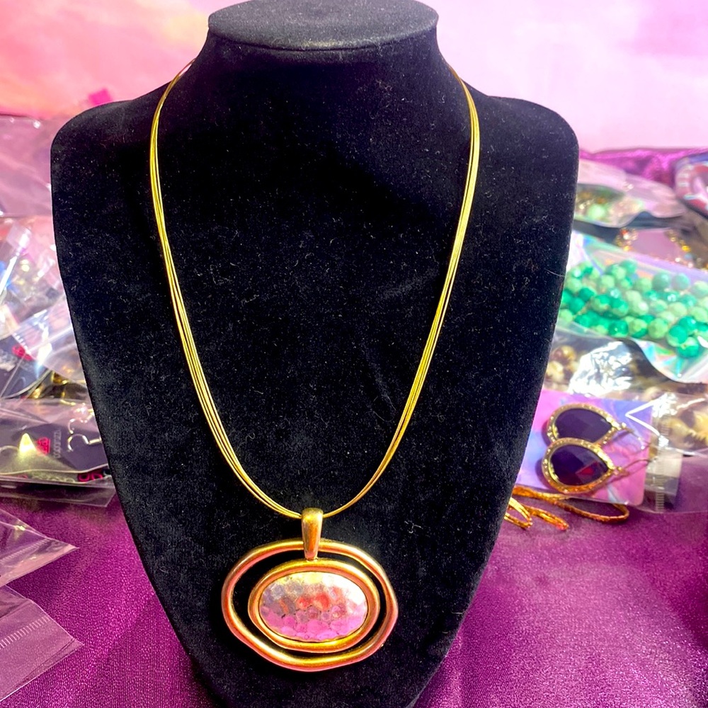 ❤️ Necklace Gold tone big pendant